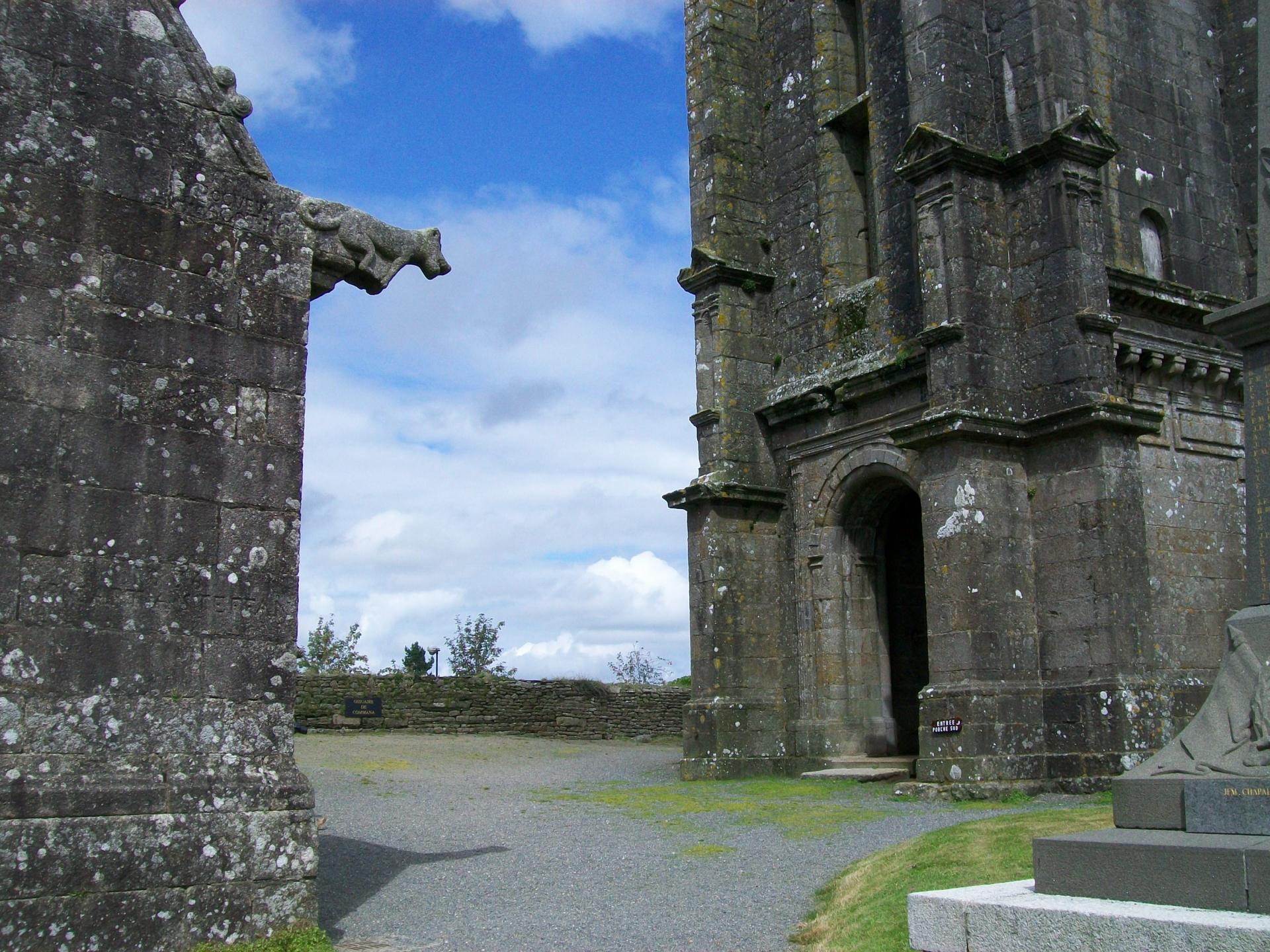 Gargouille de l'ossuaire et porte principale de l'église